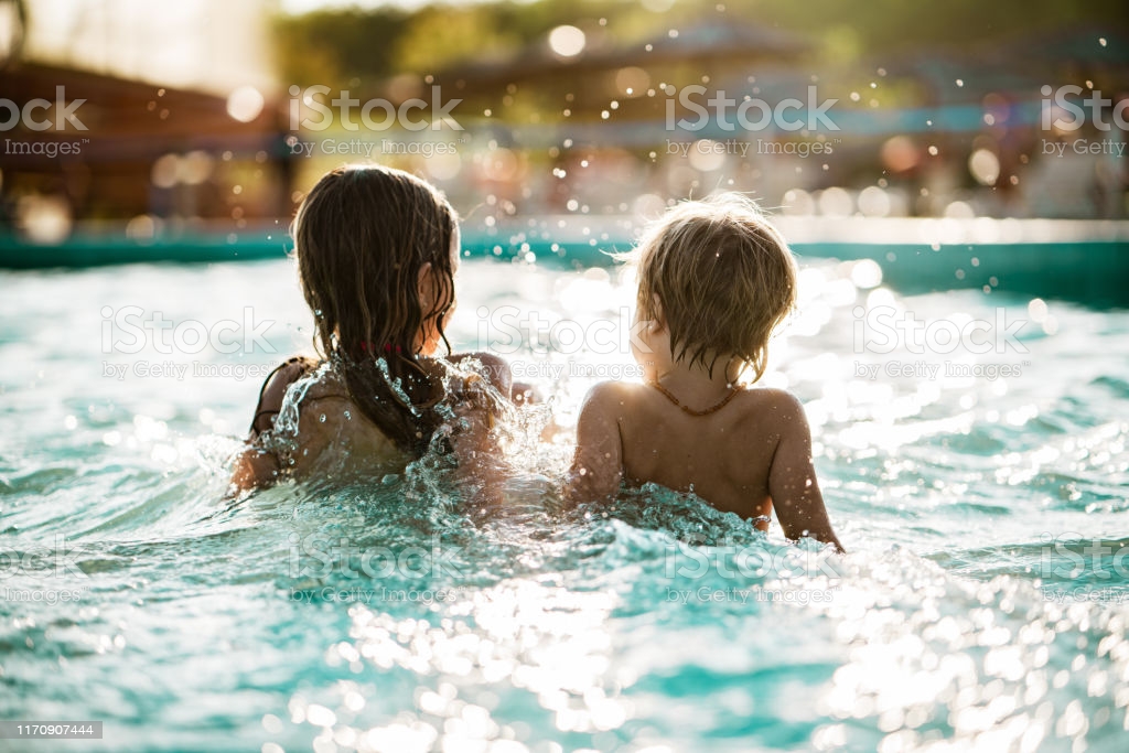 Piscina in legno in base al costo: bambini in piscina