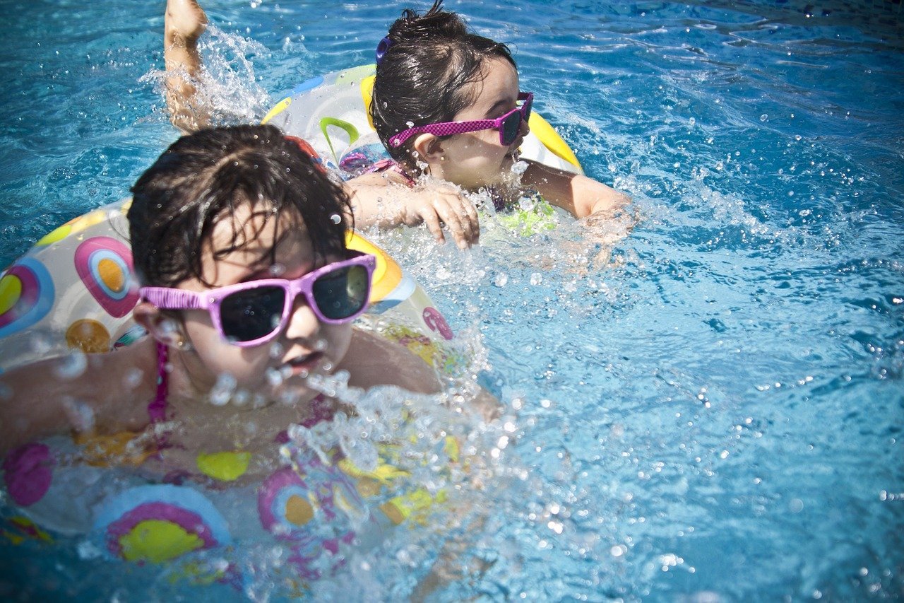 Consigli per acquistare una piscina in legno: bambini in piscina